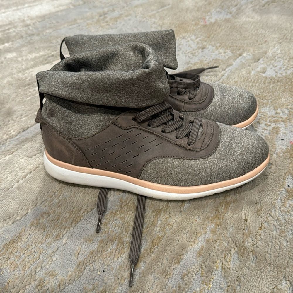 UGG AUSTRALIA Islay Sneaker Boot Gray Lace Up comfy shoes size 7 in EUC